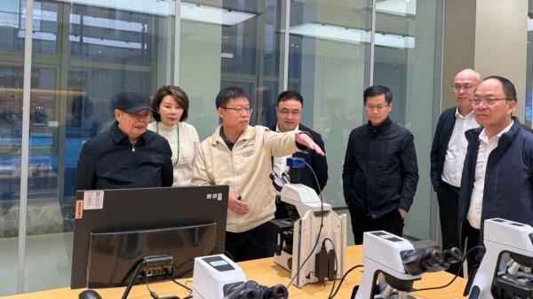曹德旺在永新光学考察。图源：企业微信公号