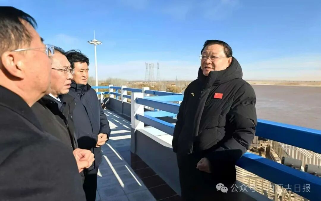　11月19日，自治区党委书记王伟中考察黄河三盛公水利枢纽工程建设运行等情况。草原云·内蒙古新闻网记者 马建兵 摄