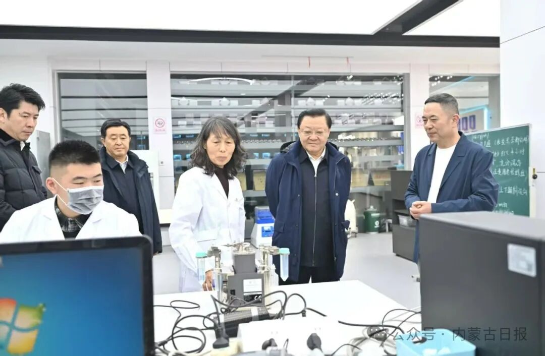 11月20日，自治区党委书记王伟中在三瑞农科公司调研向日葵产业种植、加工、销售等情况。草原云·内蒙古新闻网记者 马建兵 摄