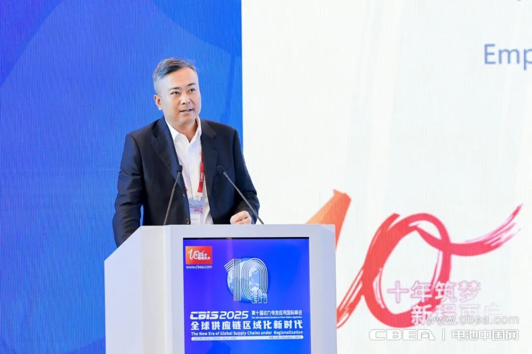 图为深圳市赢合科技股份有限公司董事、总裁何爱彬作主旨发言