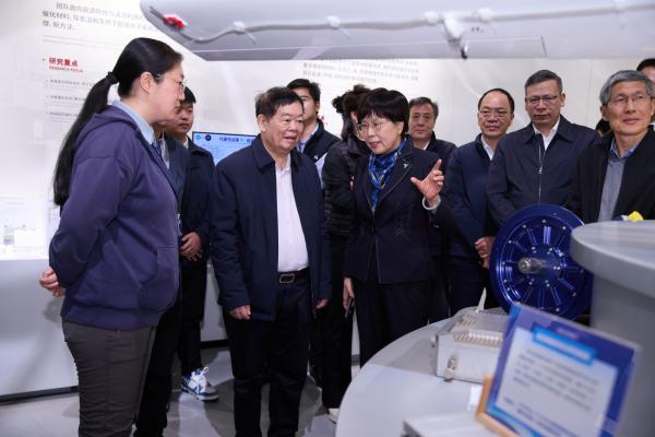 曹德旺在甬江实验室考察。