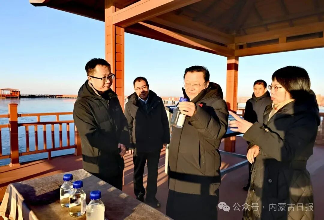 11月20日，自治区党委书记王伟中在乌梁素海实地察看生态环境综合治理情况。草原云·内蒙古新闻网记者 马建兵 摄