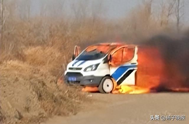男子上坟烧纸时，不慎引燃自家车，事后淡定合影：露营车价值15万元，为救小狗冲入火场，烧得只剩铁架