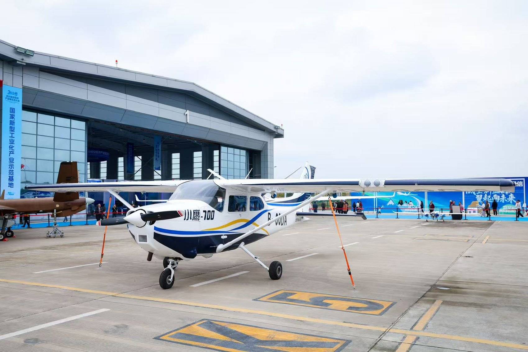 由通航国际集团自主研发的四座通用飞机——小鹰-700正在2025四川低空经济产业链生态大会进行展出。受访者供图
