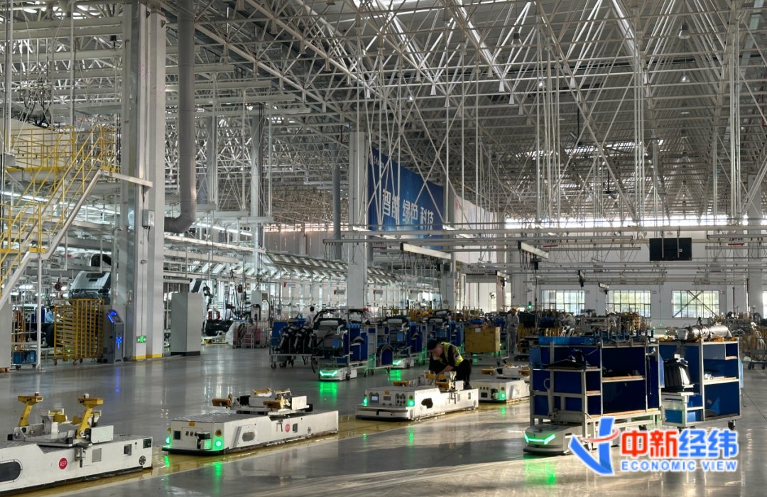 总装车间成排AGV机器人 中新经纬 龚宸芫摄