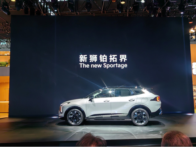 起亚携全明星车型亮相 李娜代言新狮铂拓界