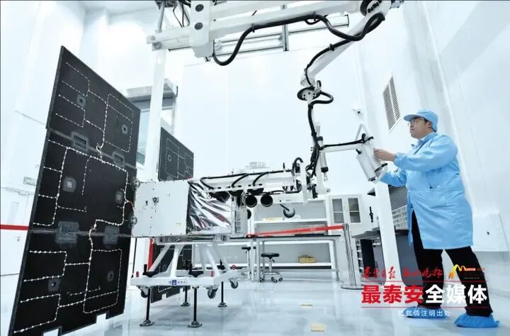 工作人员用助力机械臂组装卫星外壳（资料图）。