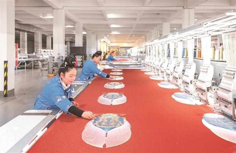 舞水云台智慧苗绣产业化车间。 (受访企业供图)