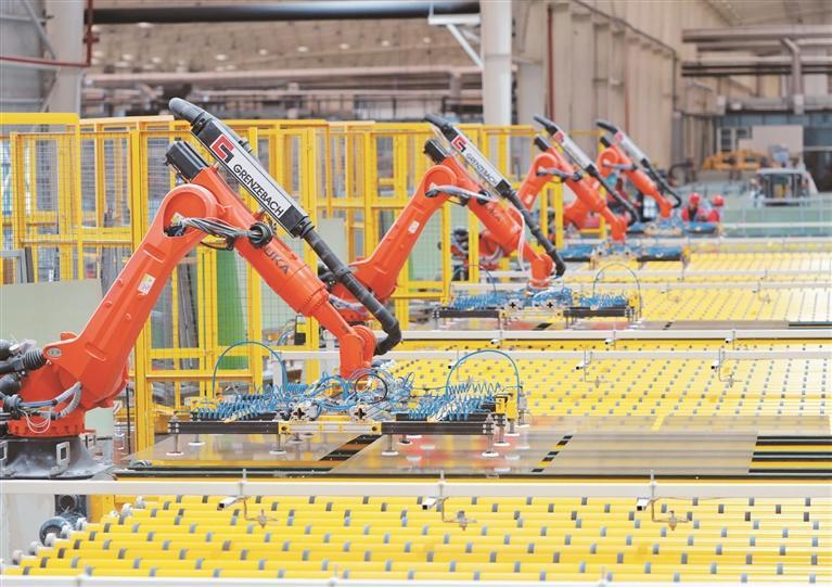 黔玻永太新材料有限公司光伏玻璃全自动化生产线。 潘德玉 摄