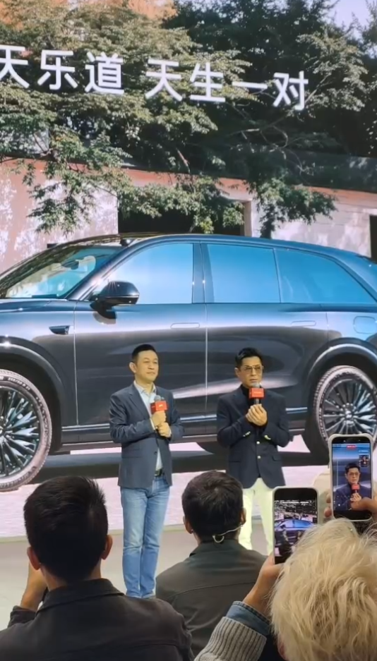 古天乐现身乐道展台秀粤语 李斌现场回赠一把“宝剑”