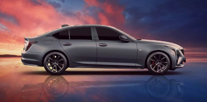 凯迪拉克 CT5 飓风哑光灰新车色亮相，同步推出红色性能选装包