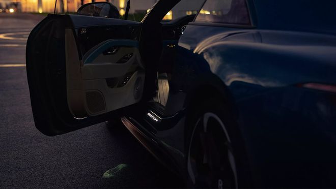 宾利也要做“灯厂”，用40多万个反射镜打造出11秒定制迎宾灯光秀