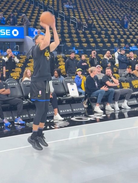 库里再穿进口鞋！热身时上脚李宁JB4碳纤维“蝙蝠侠”