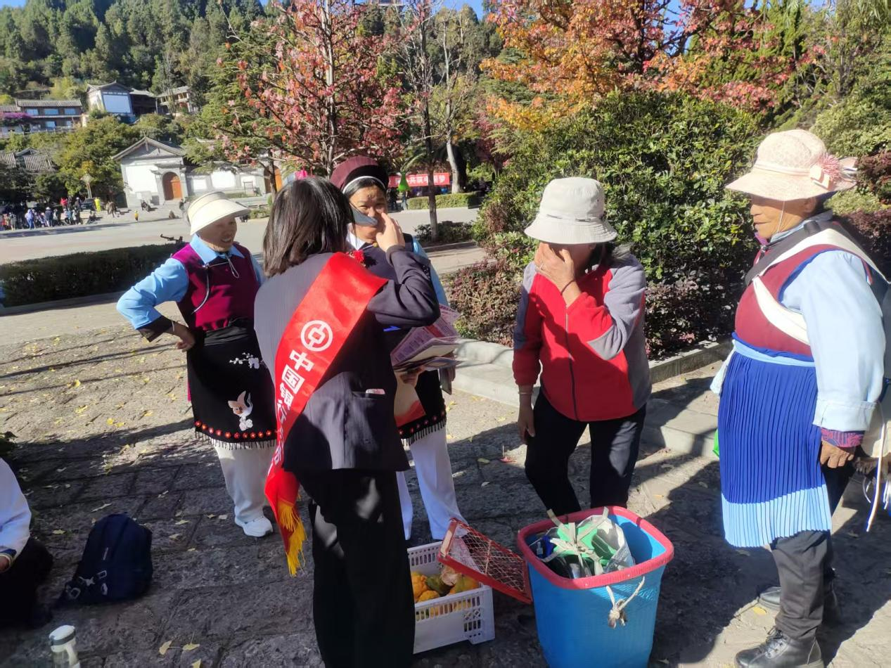 图为丽江市分行走入古城区白龙文化广场社区开展防诈教育专场活动现场