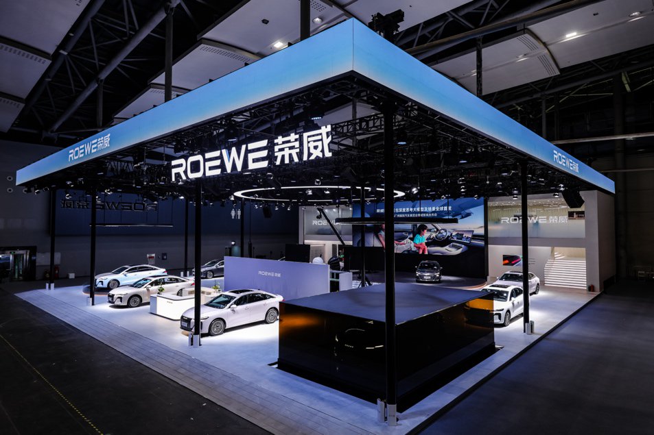 2025广州车展：荣威M7 DMH车里装了个“活”车机，开起来还很“省”