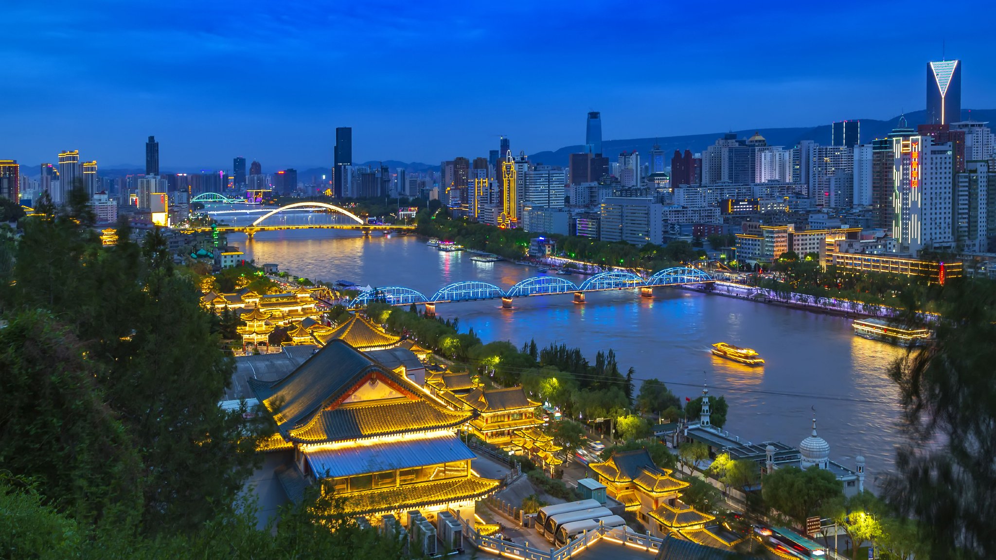 这是黄河兰州段夏季夜景