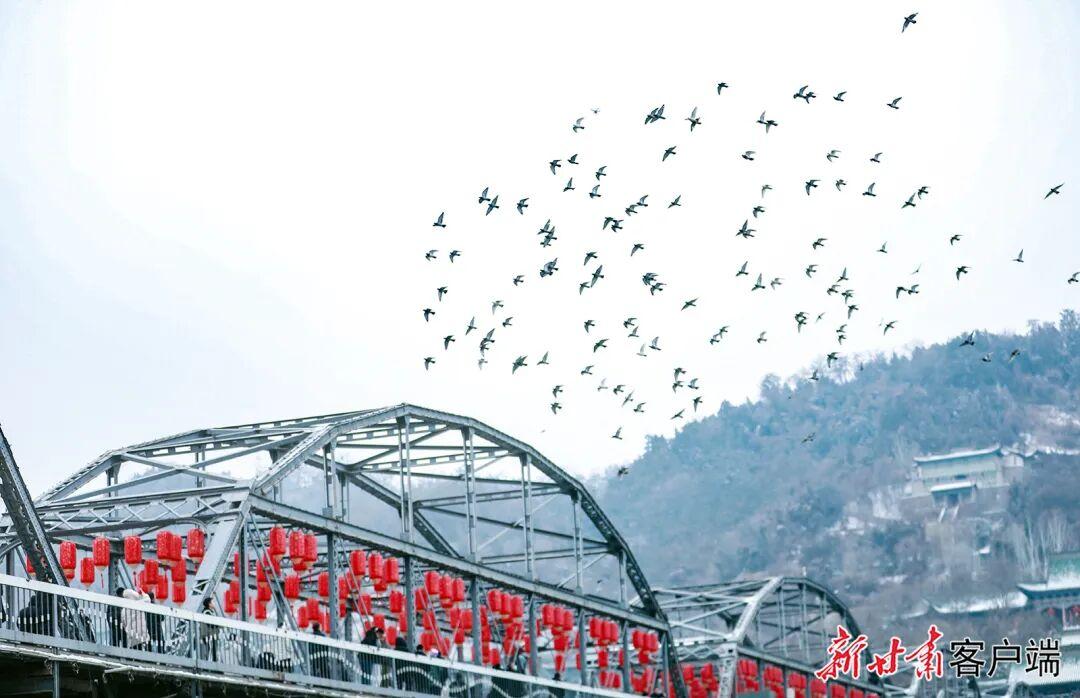 雪后的黄河兰州段两岸,在冬日清澈的河水和黄沙的映衬下风景如画。