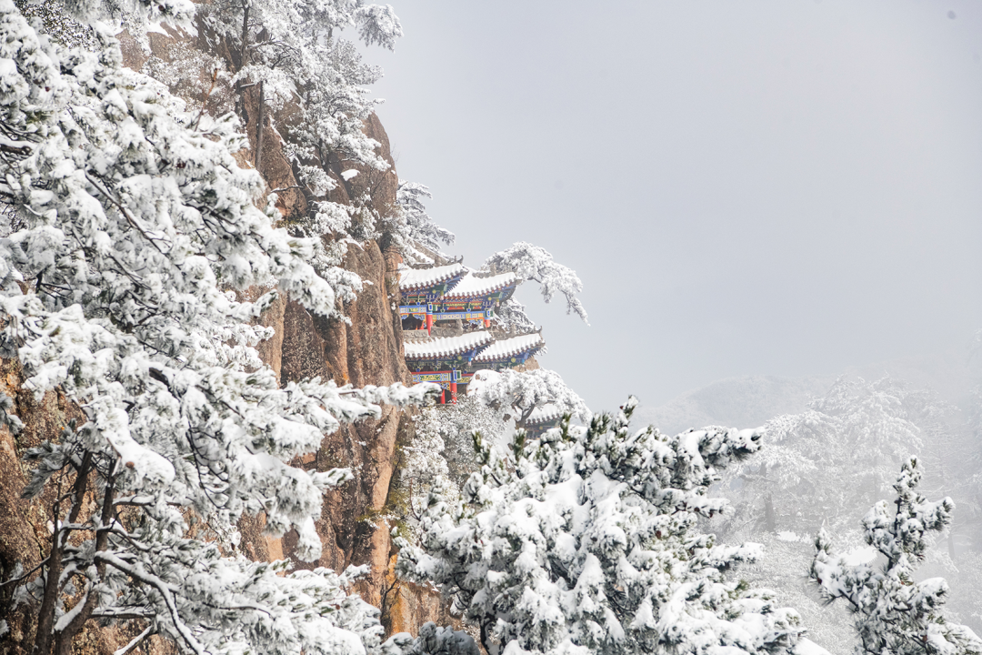 雪落麦积山，宛若仙境。新甘肃·甘肃日报通讯员 陈治平/摄