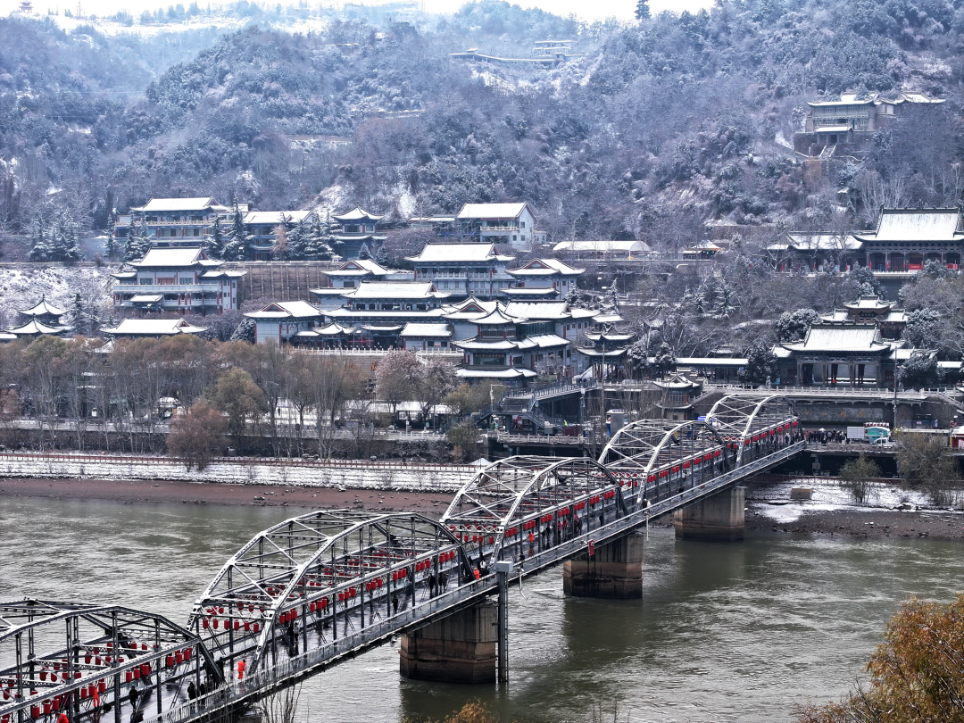 雪后的省城兰州银装素裹。新甘肃·甘肃日报记者 吕亚龙