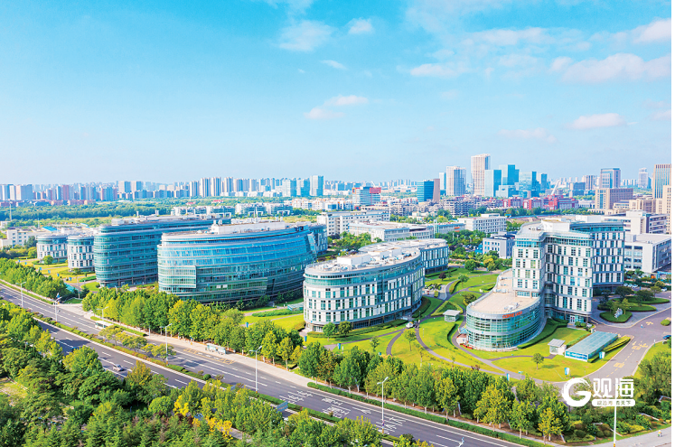 青岛高新区打造25个专业园区，服务企业从“初创”到“成长”的每一步。图为青岛蓝色生物医药产业园。