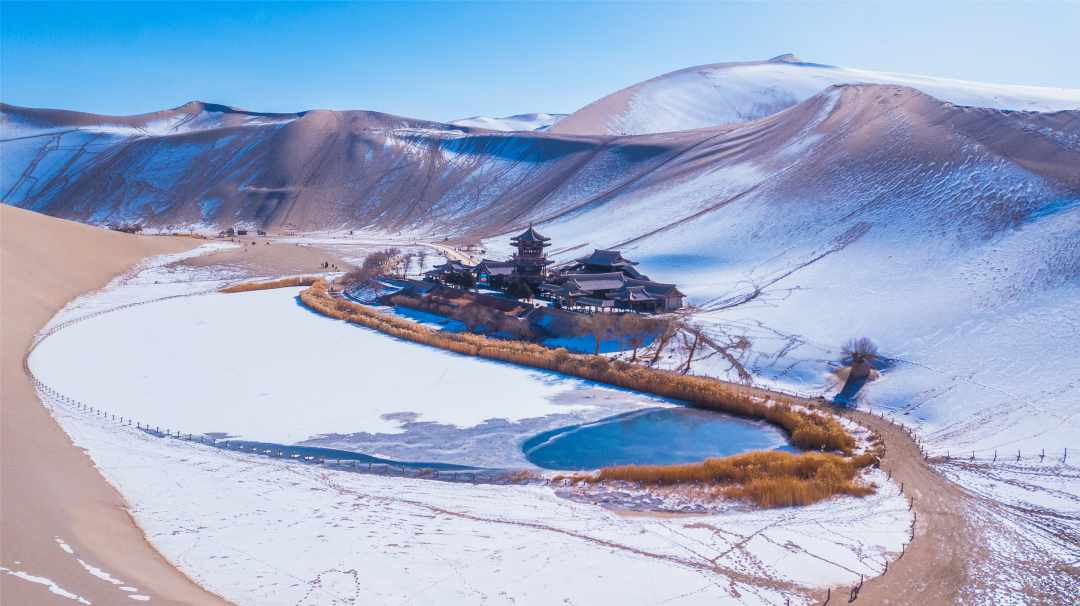 敦煌鸣沙山月牙泉景区的大漠雪景。新甘肃·甘肃日报通讯员 王斌银