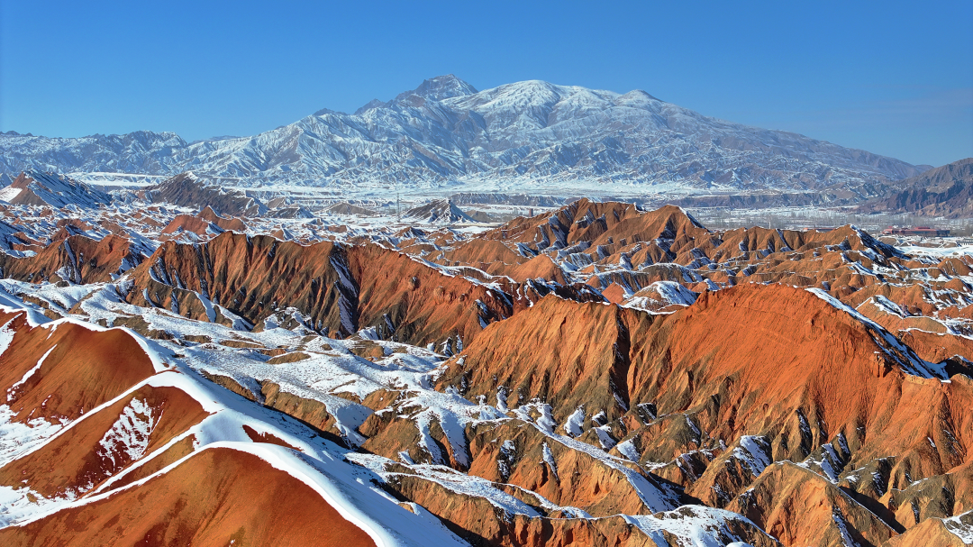 雪后的张掖七彩丹霞旅游景区。  新甘肃·甘肃日报记者  田蹊/摄