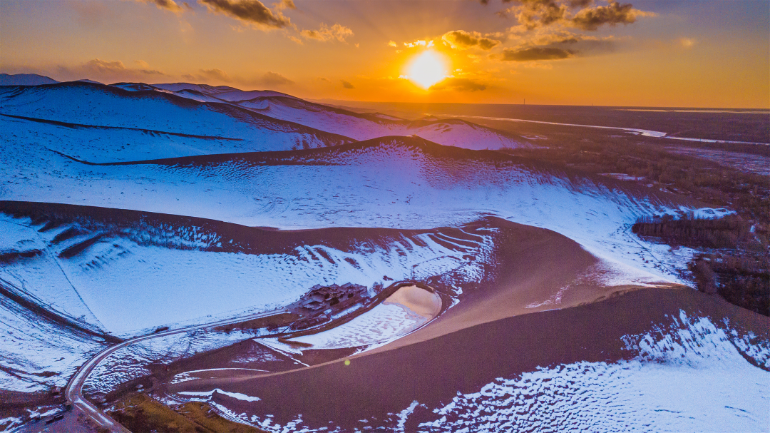 雪后初霁，天空放晴，敦煌大漠风光旖旎。新甘肃·甘肃日报通讯员 王斌银