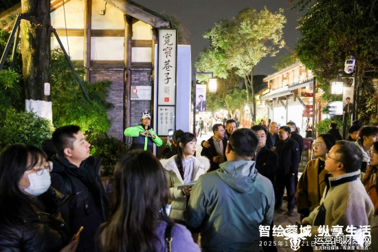 图、游客在宽窄巷子感受烟火气息