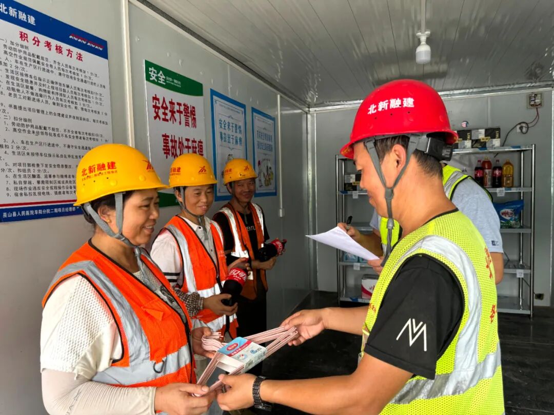 北新融建公司巫山县人民医院项目工人正在用安全积分兑换商品