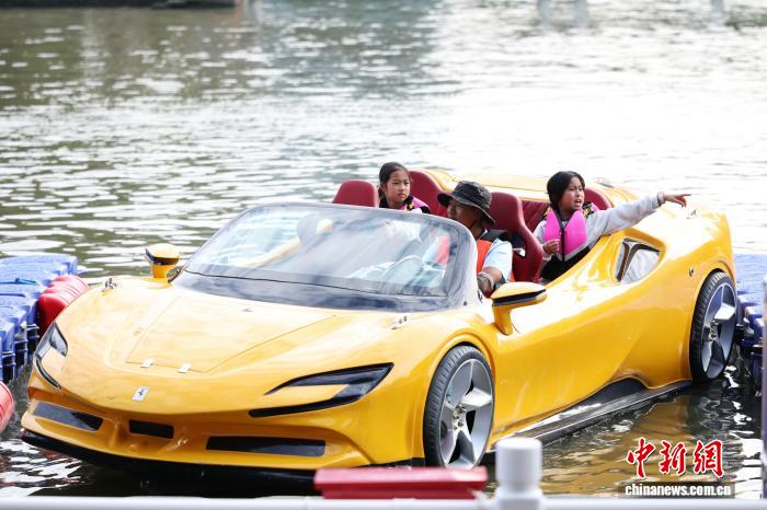 广东广州：“水上超跑”吸引游客体验