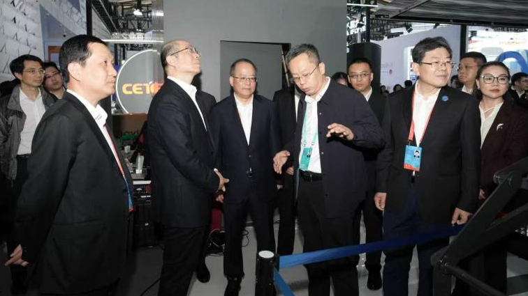 ▲国资委领导莅临展位，观摩系统模拟作业演示，对其智能决策能力高度评价