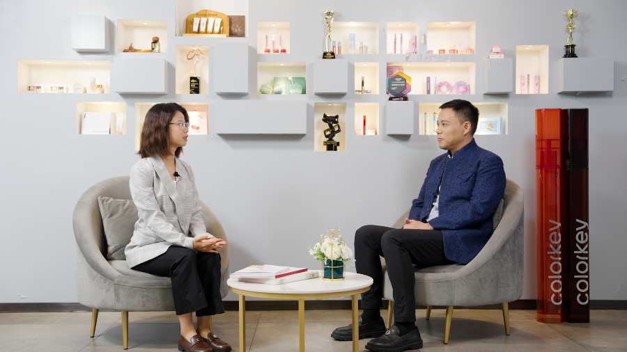 （21世纪经济报道记者现场采访赵剑，图源：21世纪经济报道）