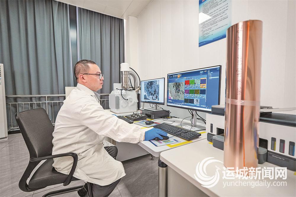 检验中心内，科技人员在检测刚生产的铜带。记者 陈方斌 摄