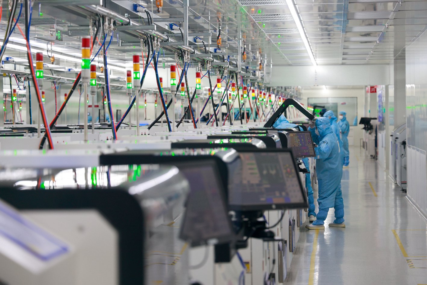 扬杰科技工作人员在生产车间工作。 资料图片