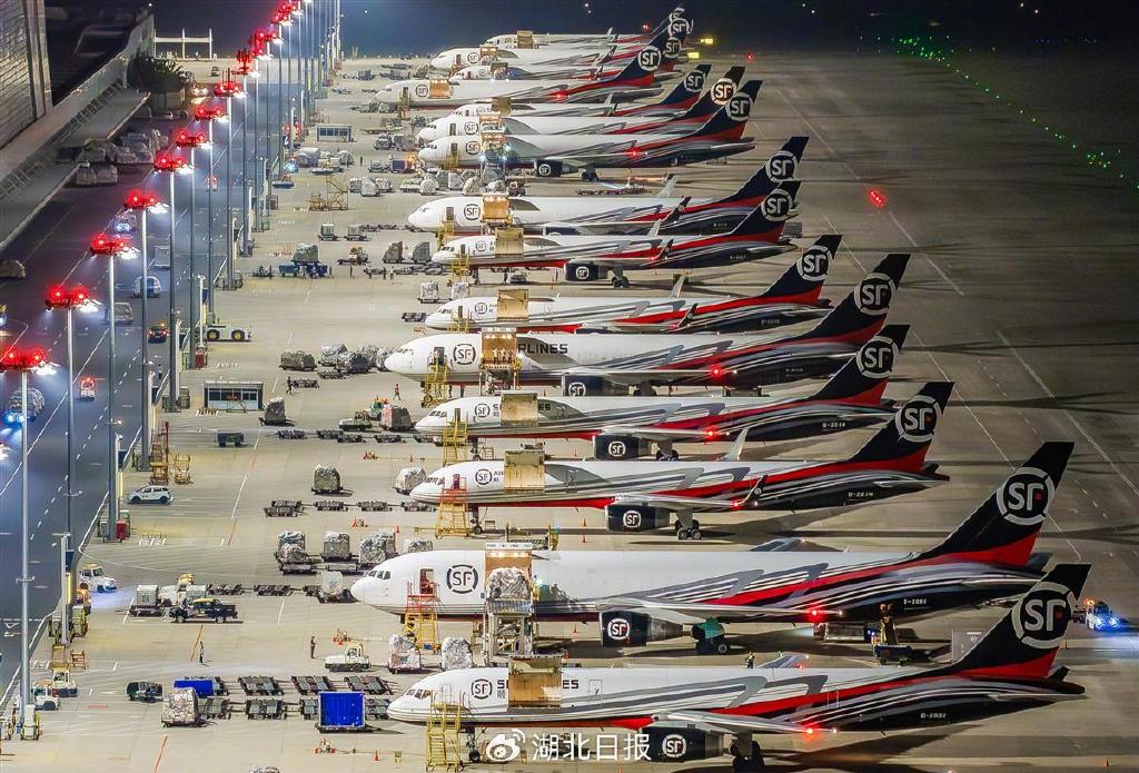 凌晨，鄂州花湖国际机场机坪一派繁忙景象。（湖北日报全媒记者 薛婷 摄）