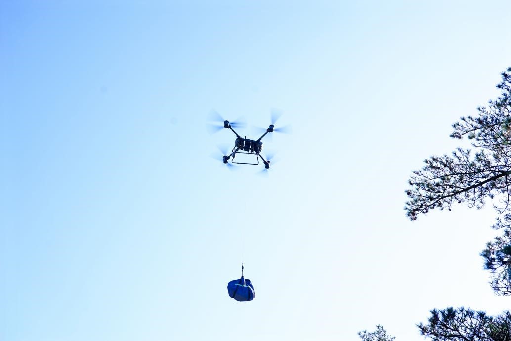 无人机往黄山上运送物资