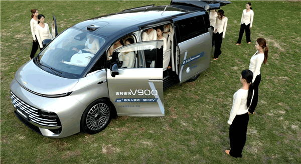 一车装下42人！吉利银河V900成功挑战吉尼斯世界纪录