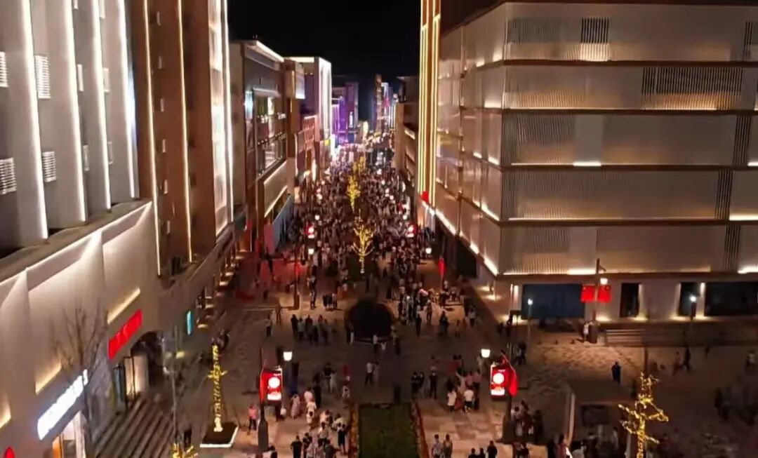 中天街夜景。资料图