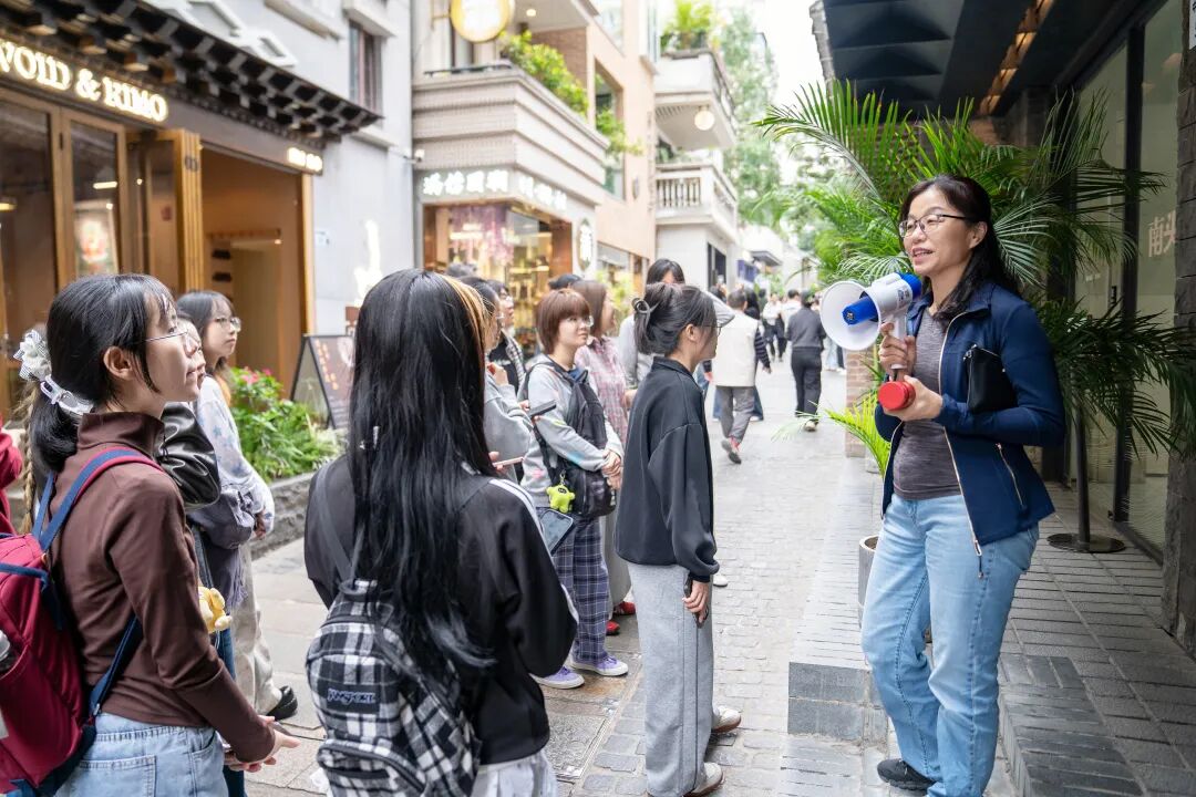 ▲ 深圳大学建筑与城市规划学院副院长 杨晓春 女士
