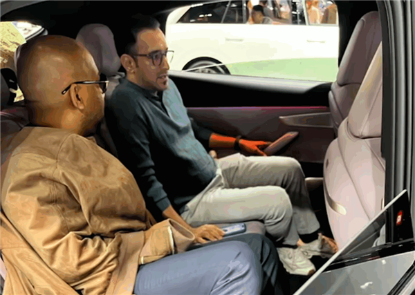 真土豪！中东迪拜老板现场看车 直接下单50台乐道连带5座换电站