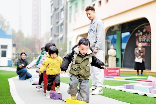 11月6日，邯郸市复兴区宏跃托育园内，小朋友们在户外玩耍。 本报见习记者冯依凡摄