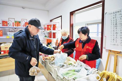 11月6日，在邯郸市复兴区六二社区共享福智慧社区服务中心，一位老人正在买菜。 本报见习记者冯依凡摄