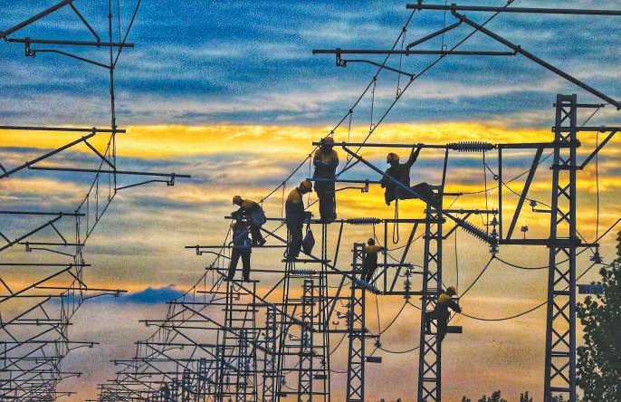 铁路“蜘蛛侠”高空检修电网