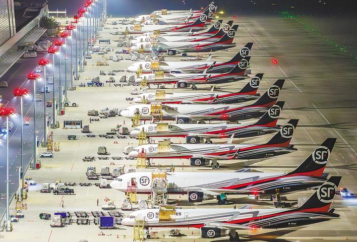 凌晨，鄂州花湖国际机场停机坪一派繁忙景象。（湖北日报全媒记者 薛婷 摄）