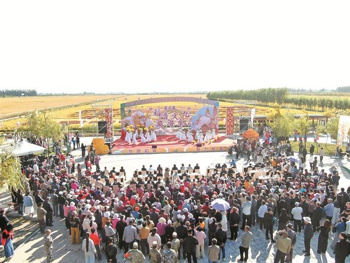 四师六十八团庆祝中国农民丰收节暨第六届“稻香文化·旅游季”系列活动现场（资料图片）。明辉 摄