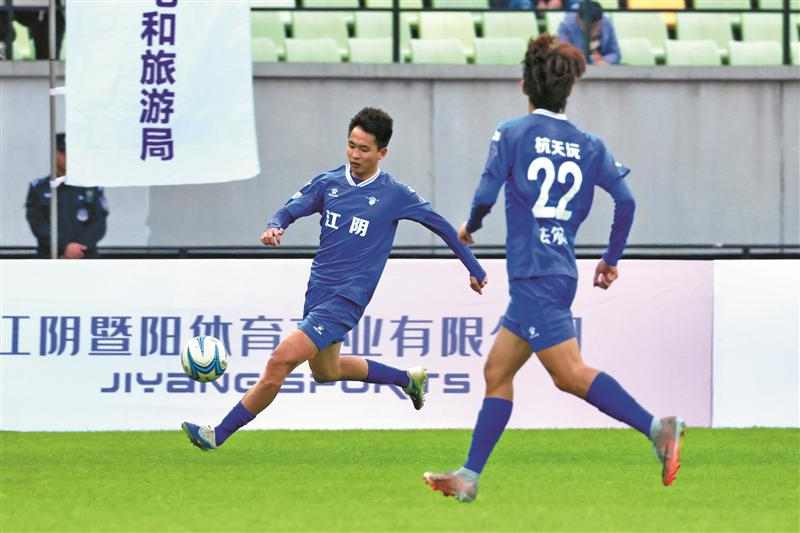  23日，卢则灵（左）代表江阴队出战“无锡杯”。（宗晓东 摄）