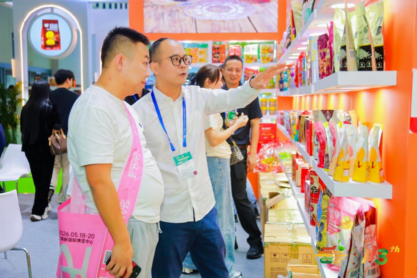 第113届全国糖酒会参展商现场交流洽谈。