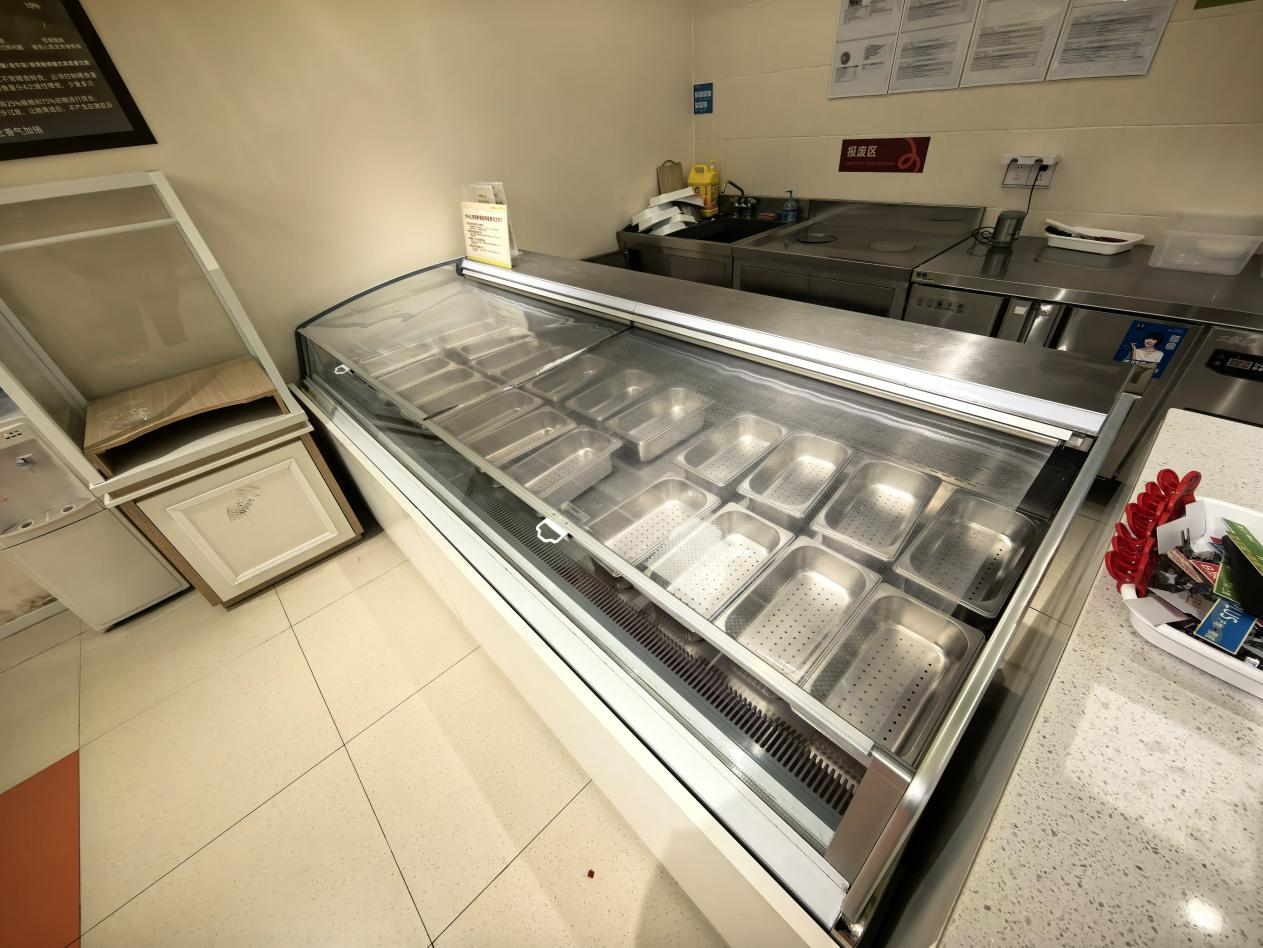 11月18日傍晚，派特鲜生上海浦江欢乐颂店内现制宠物鲜食已暂停销售。新京报贝壳财经记者俞金旻 摄