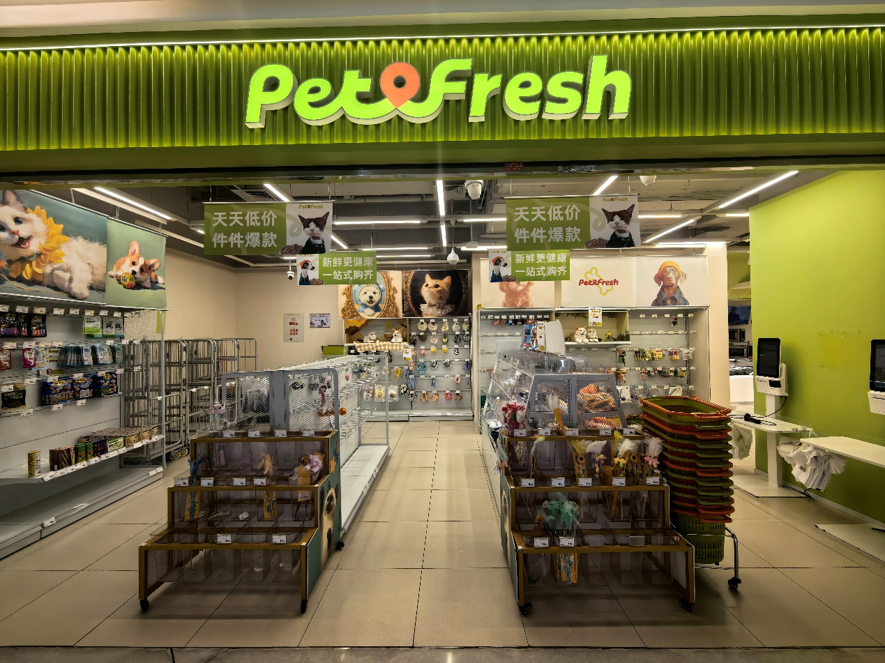 11月18日傍晚，派特鲜生上海浦江欢乐颂店内部分货架已售空。新京报贝壳财经记者俞金旻 摄