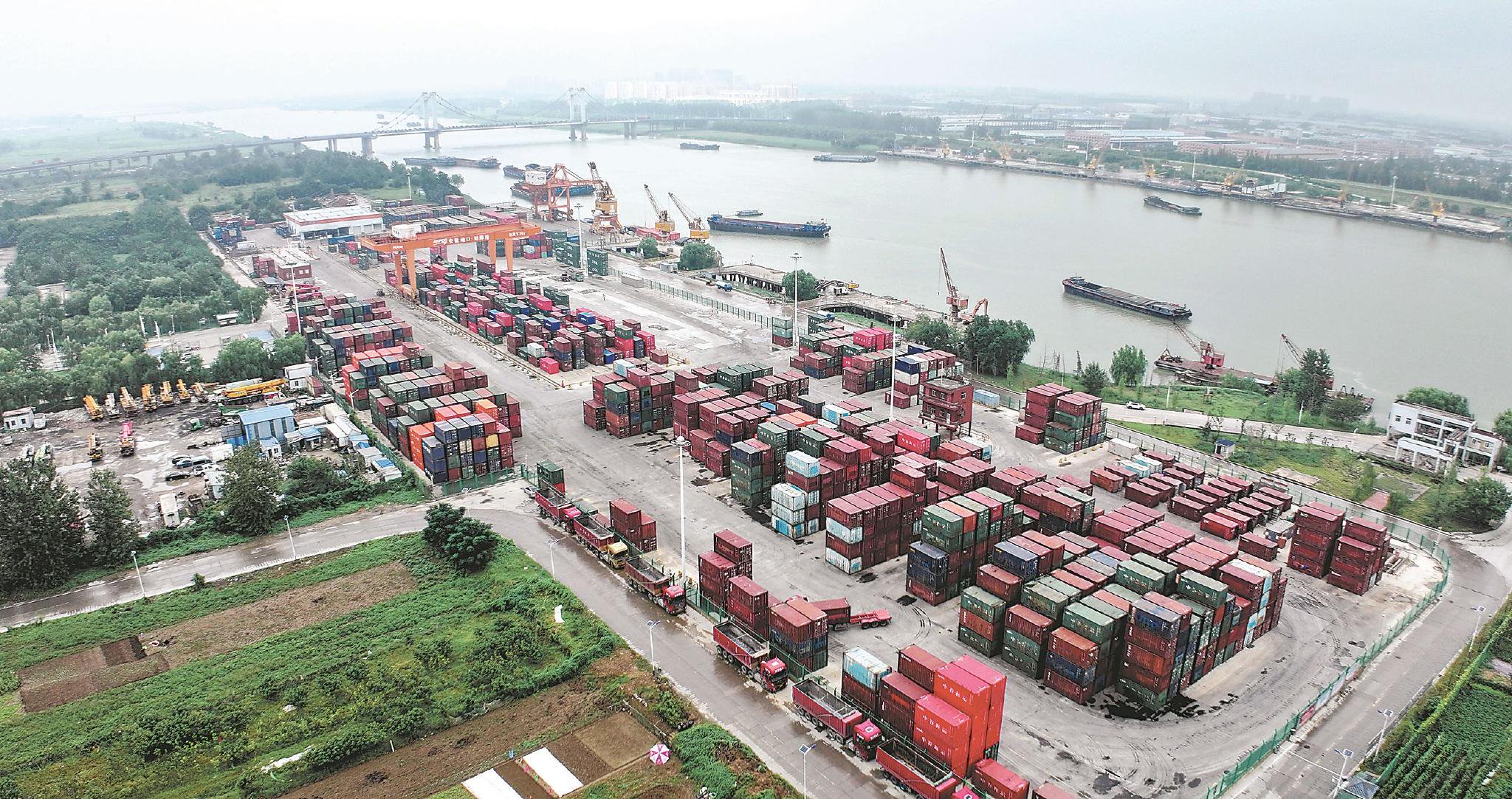 蚌埠港集装箱码头。本报通讯员 陈昂 摄
